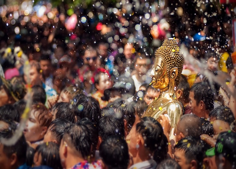 Lễ Hội Té Nước Songkran Thái Lan 2024: Một Trải Nghiệm Đầy Mê Hoặc