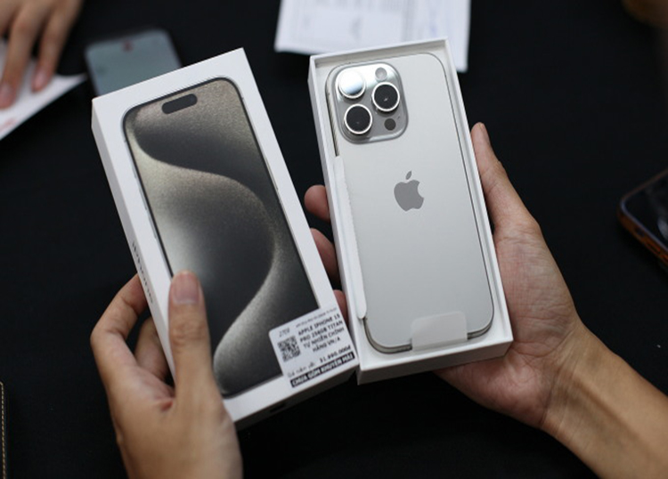 Apple vượt Samsung, bán nhiều smartphone nhất năm